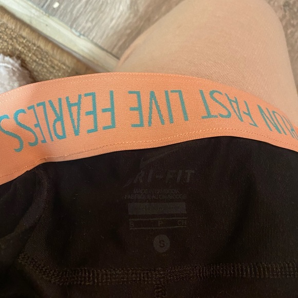 Nike Dri Fit Crop Leggings - Picture 3 of 3